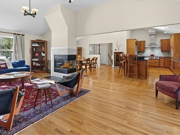 4th image of 947 Cherry Hill Rd