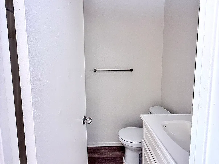 7355 Woodley Ave #10 — Photo 8