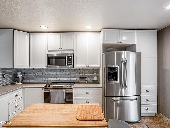 2nd image of 561 W Kingman Dr