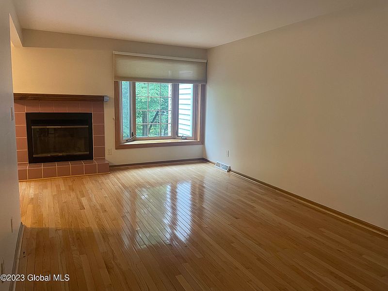 5th image of 61 Woodside Drive