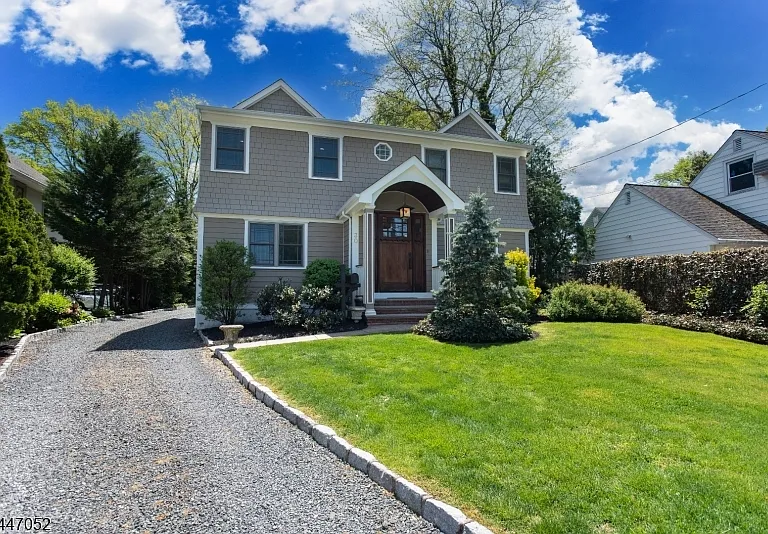 30 Gates Ave — Photo 1