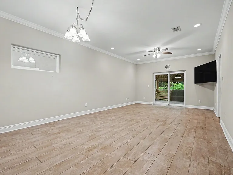 490 Soundview Ct — Photo 15