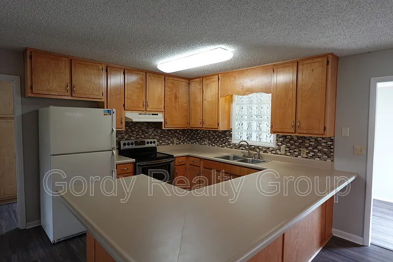 4 bed, 2.0 bath, 1988 sqft, $2,075 — Photo 3