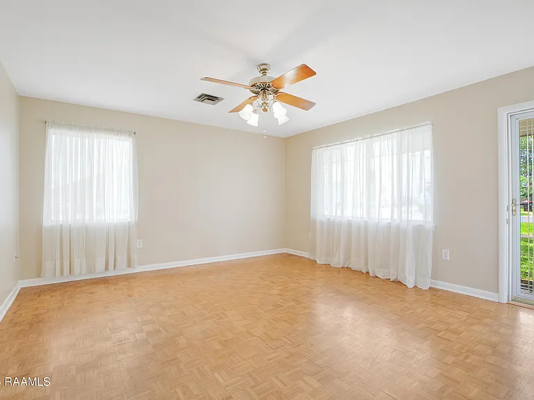 100 Maple Dr — Photo 12