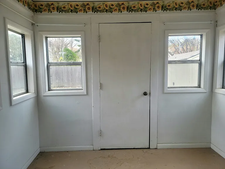 2109 S Parkwood Ln — Photo 2