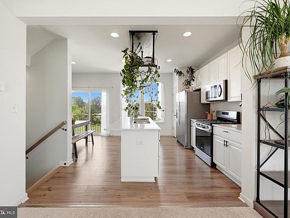 4th image of 100 Stribling Way