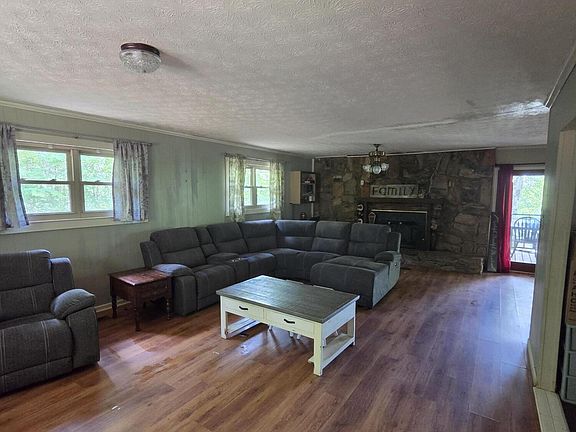 4th image of 124 Deer Run Ln