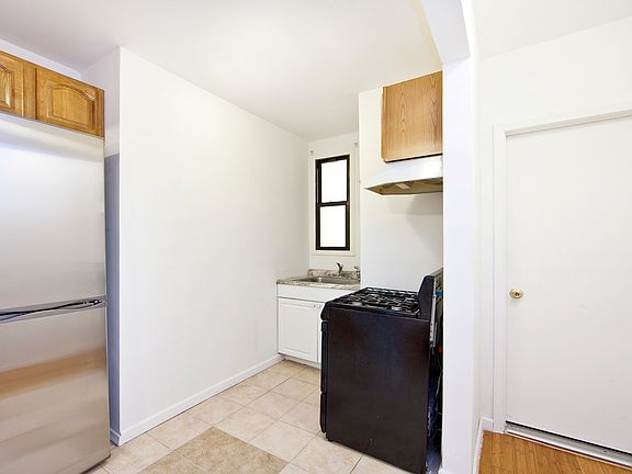 4th image of 441 W 48th St #2RW