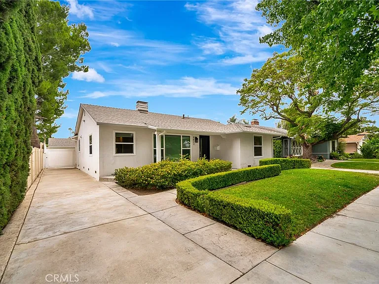 4833 Longridge Ave — Photo 4