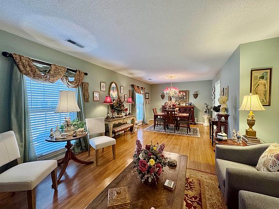 3rd image of 321 Crestwood Dr