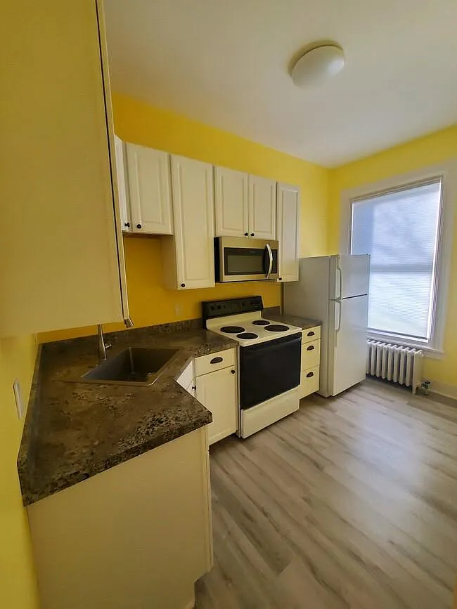 364 N York St — Photo 2