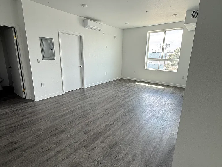 516 N Fries Ave — Photo 6