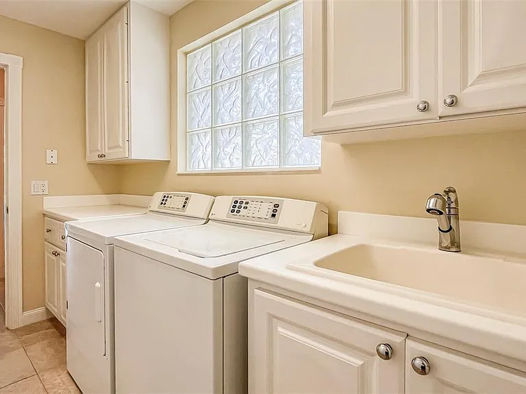 11830 Delfina Ln — Photo 24