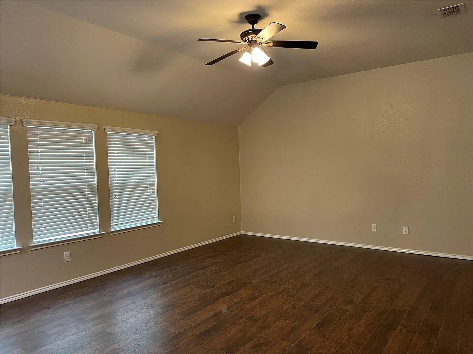 4 bed, 1938 sqft, $2,495 — Photo 4