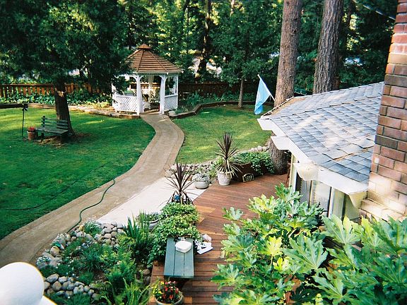 view fr balcony of front yard