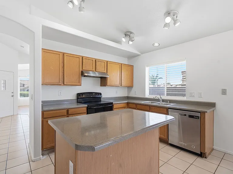 1302 E Michelle Dr — Photo 6