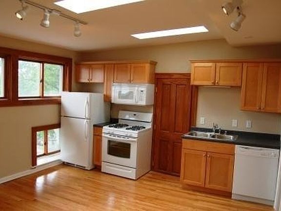 3rd image of 1033 Spaight St APT 3B