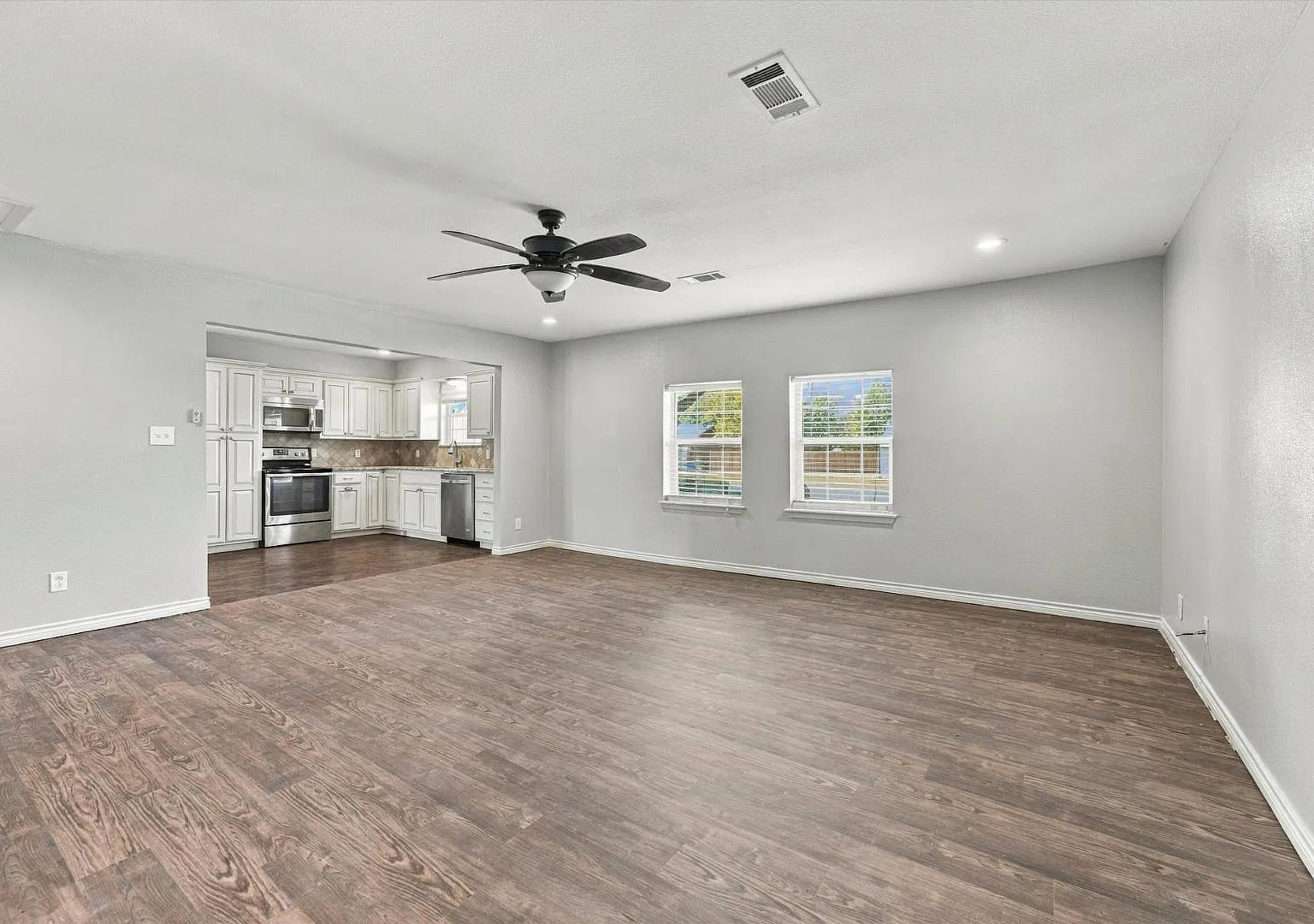 208 N Hickory St — Photo 4