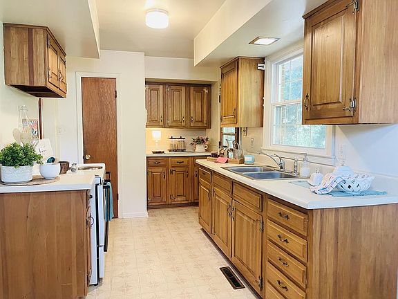 4th image of 124 Rosemary Ln