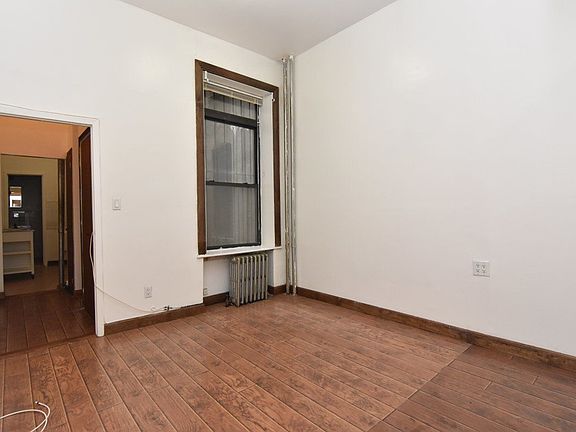 3rd image of 8 W 119th St APT 4