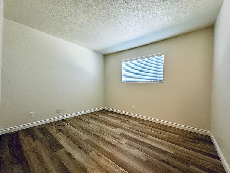 2105 E Petunia St — Photo 16