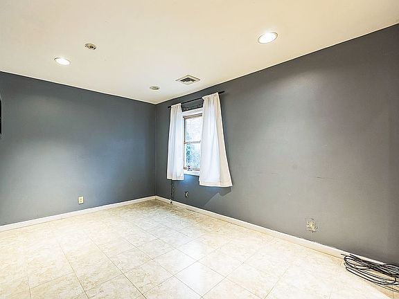 3rd image of 79 Hollywood Dr