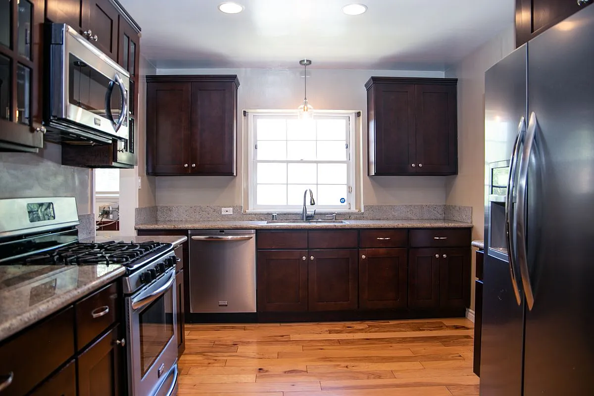 3 bed, 2.0 bath, 1621 sqft, $5,600 — Photo 4