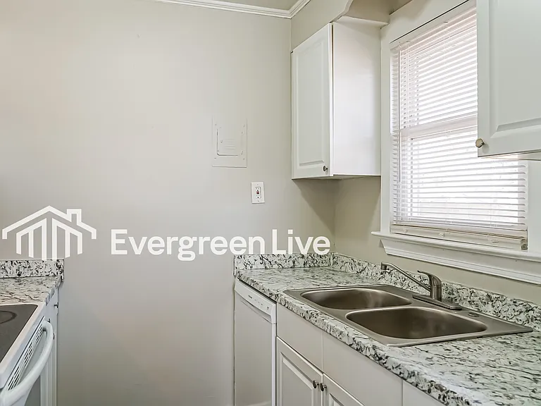 1820 N Lakeland Dr — Photo 8