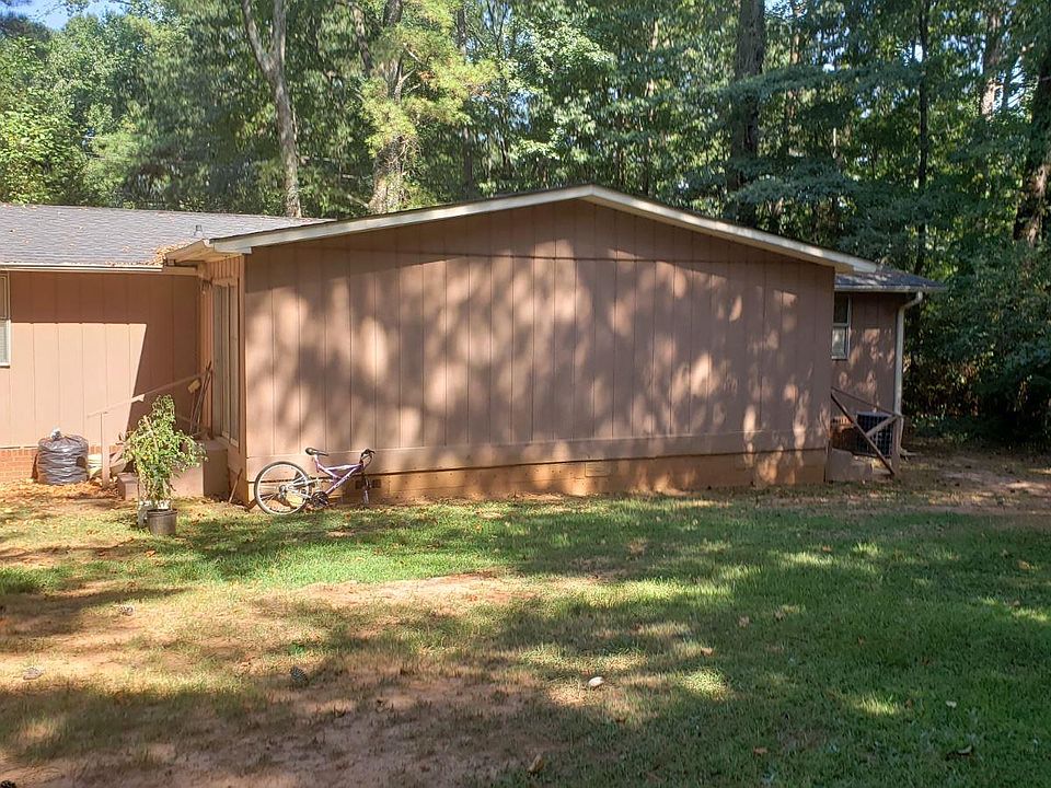 2nd image of 2577 Lloyd Rd