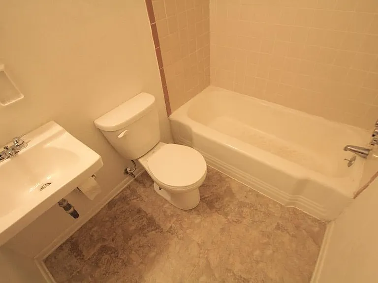 426 Franklin Ave #24 — Photo 6