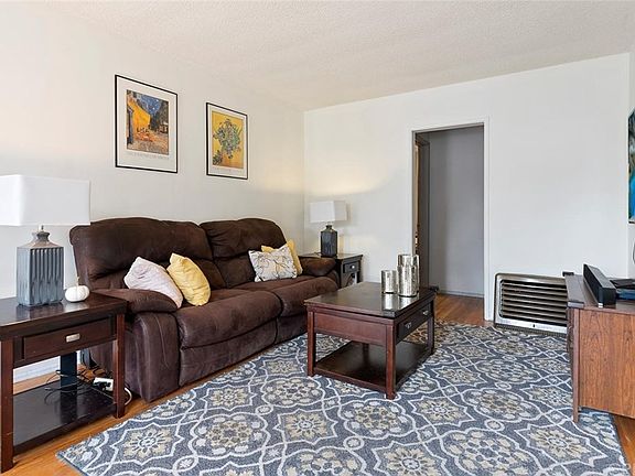 3rd image of 21031 Runnymede St