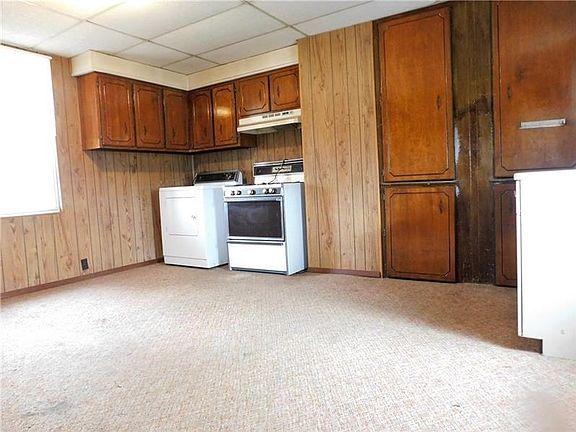 SPACIOUS EAT IN KITCHEN WITH BUILT INS