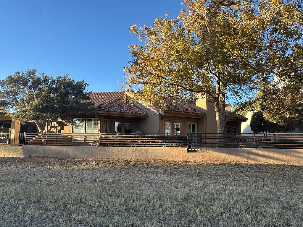 2 bed, 2.0 bath, 2500 sqft, $4,000 — Photo 3