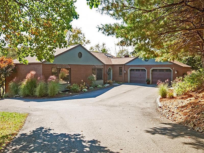 1st image of 133 Heathercroft Dr