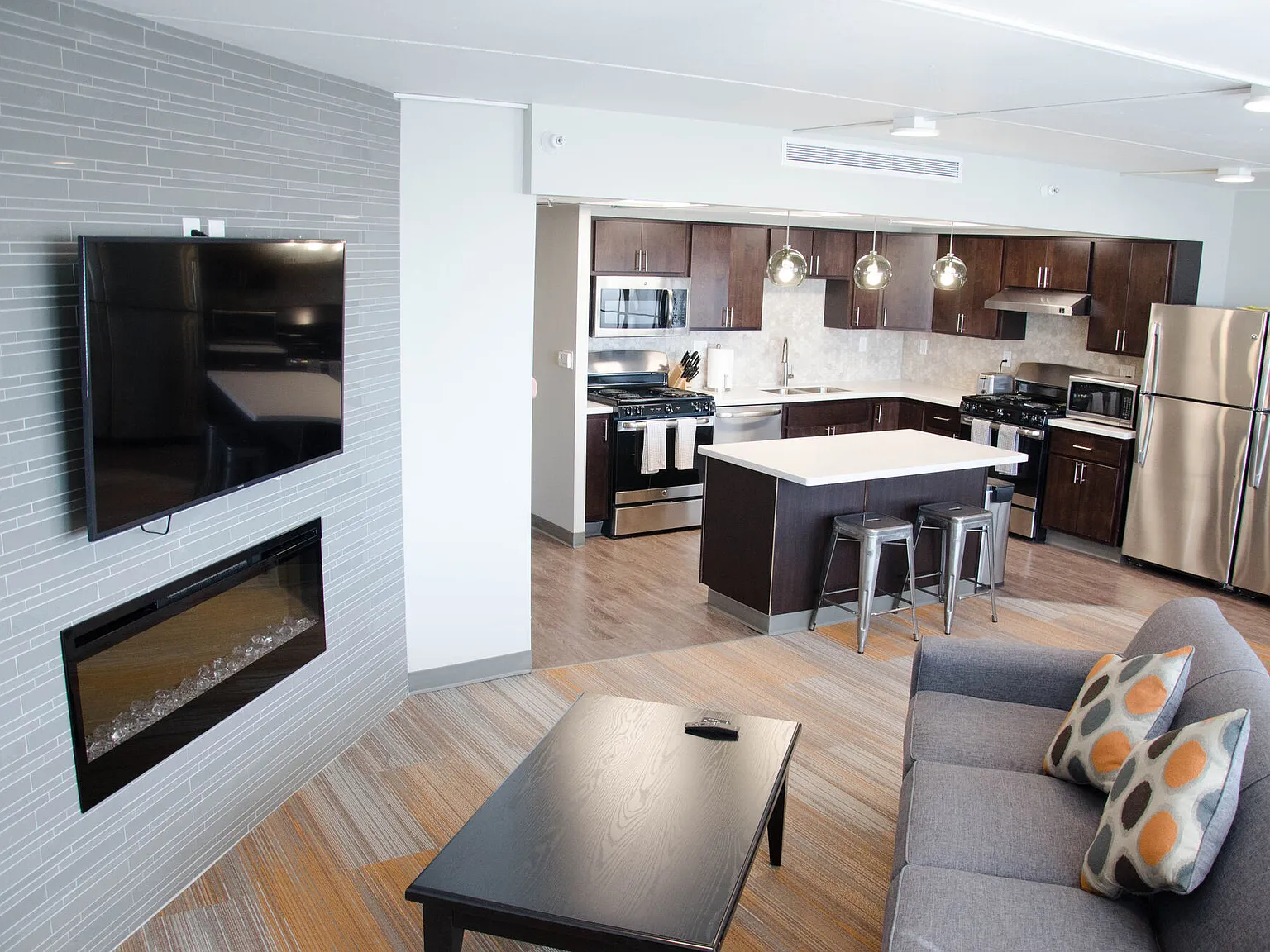 College Hill Apartments — Photo 1