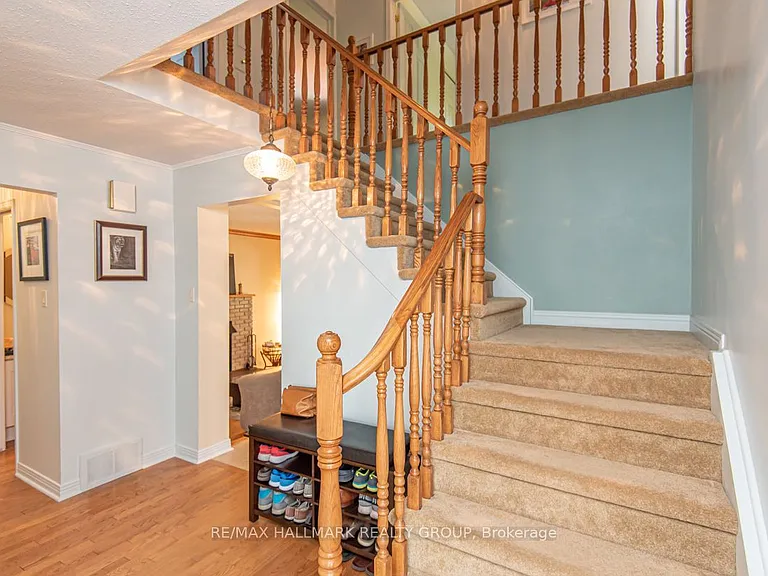 18 Hesse Cres — Photo 3