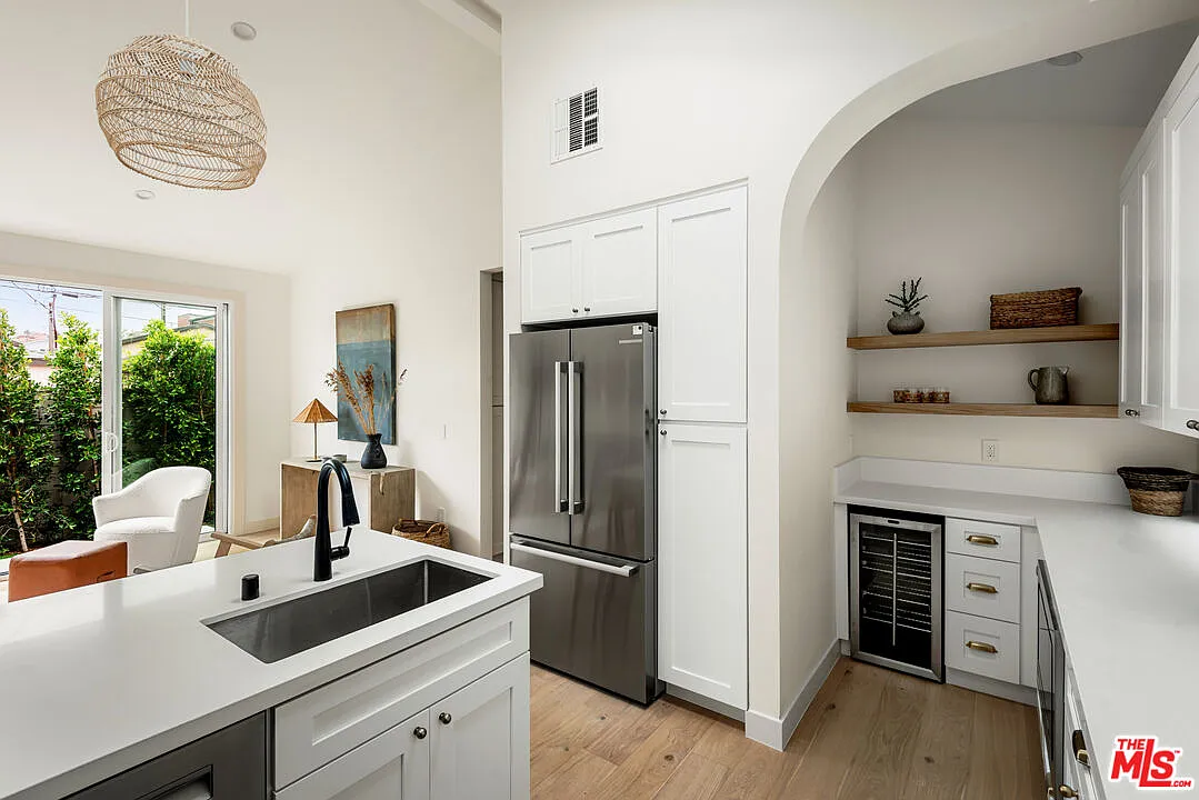2 bed, 2.0 bath, 1054 sqft, $6,500 — Photo 3
