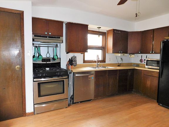 4th image of 212 Willard Pl