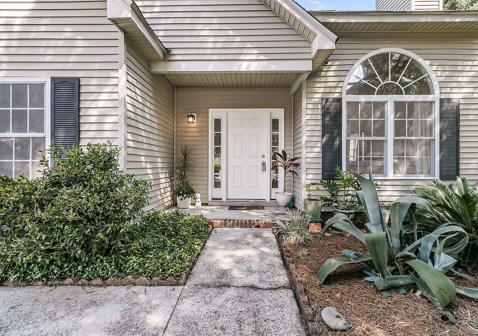 Updated 3 Bedroom Home with Water Views In Mount Pleasant — Photo 1