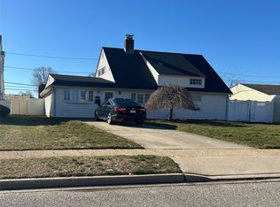 12 Wisteria Ln, Wantagh, NY 11793