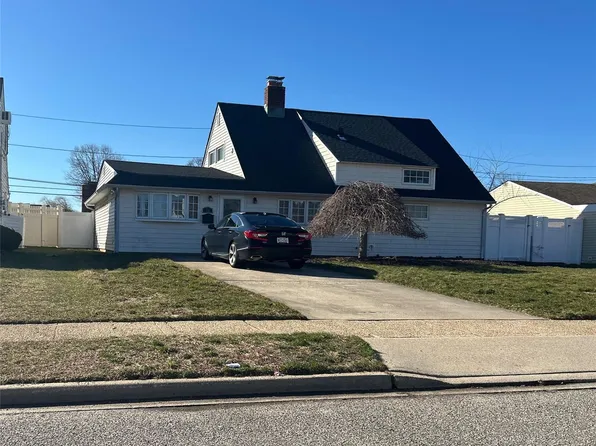 12 Wisteria Ln, Wantagh, NY 11793