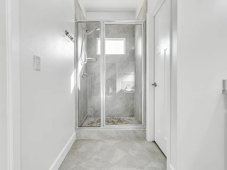 5616 Saint James Pl — Photo 23