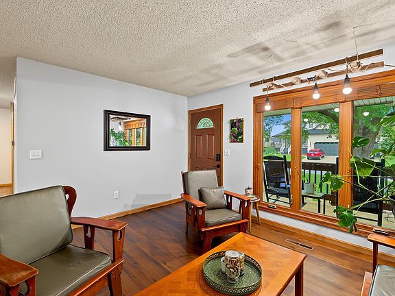 5th image of 820 Surrey Ln