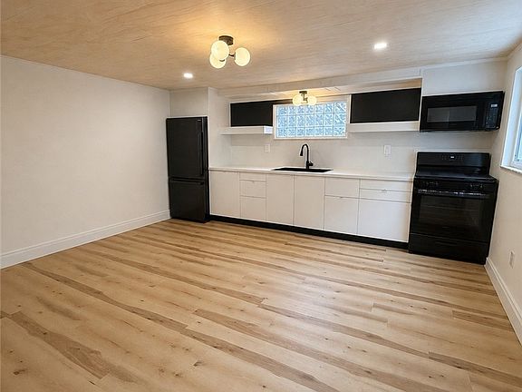 2nd image of 658 14th Street Ext
