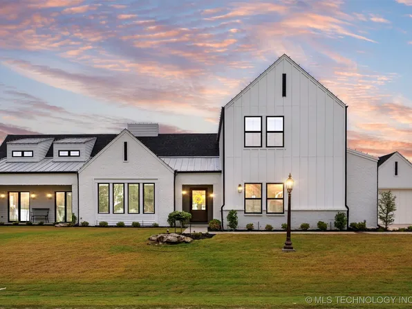 5927 N Meadows Ridge Rd, Owasso, OK 74055