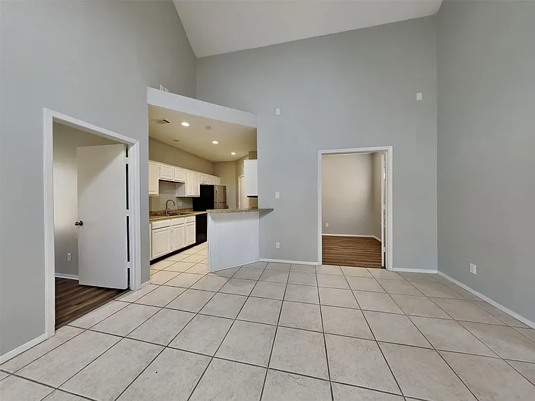 1395 Chinaberry Dr — Photo 2
