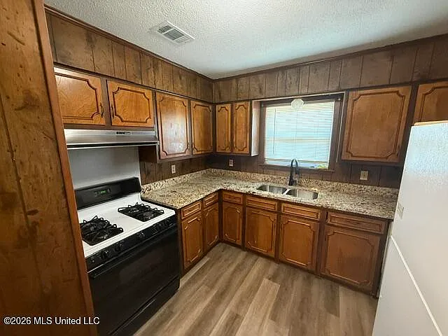 3 bed, 2.0 bath, 1300 sqft, $1,600 — Photo 3