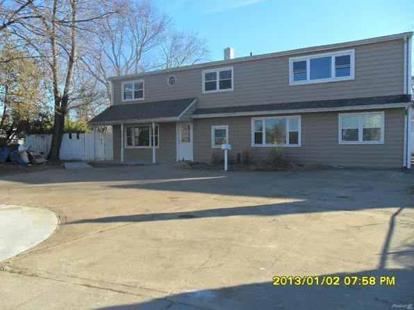 8 Harrow Ln, Levittown, NY 11756