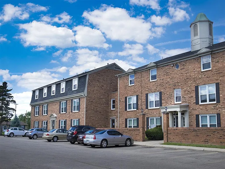 Yorktown Colony Apartments — Photo 13