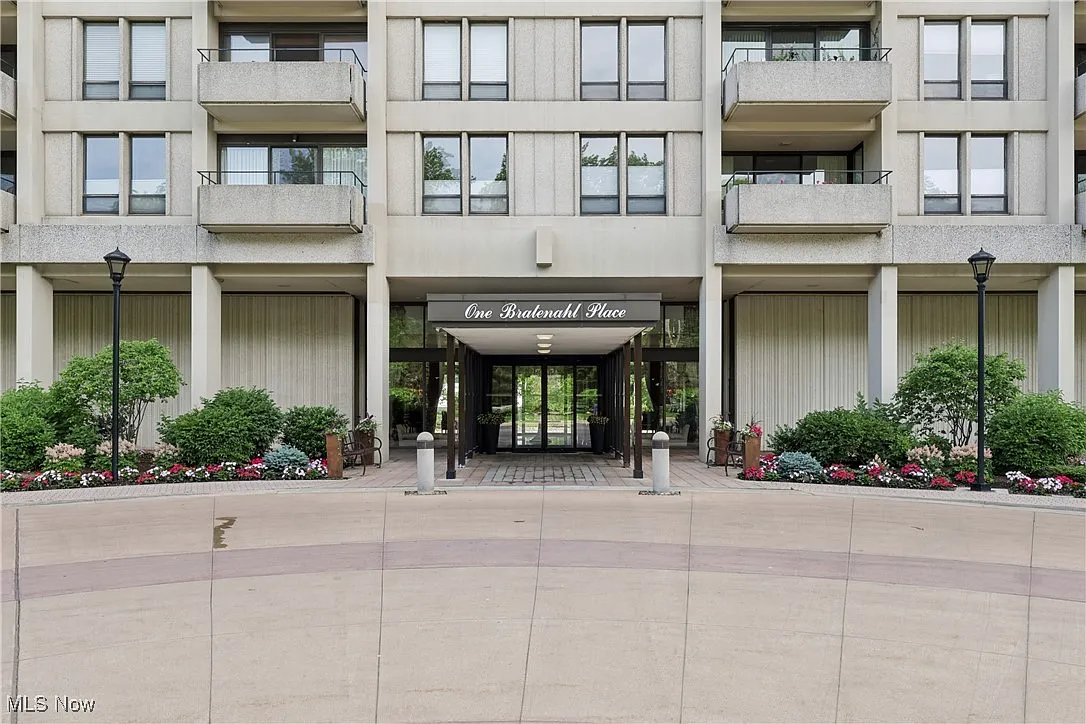 1 Bratenahl Pl APT 103 photo 1